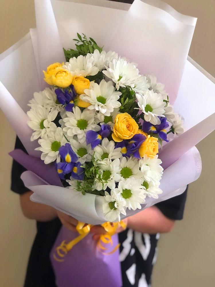 Букет цветов из: Ирисы, Хризантемы и Розы в Амазаре