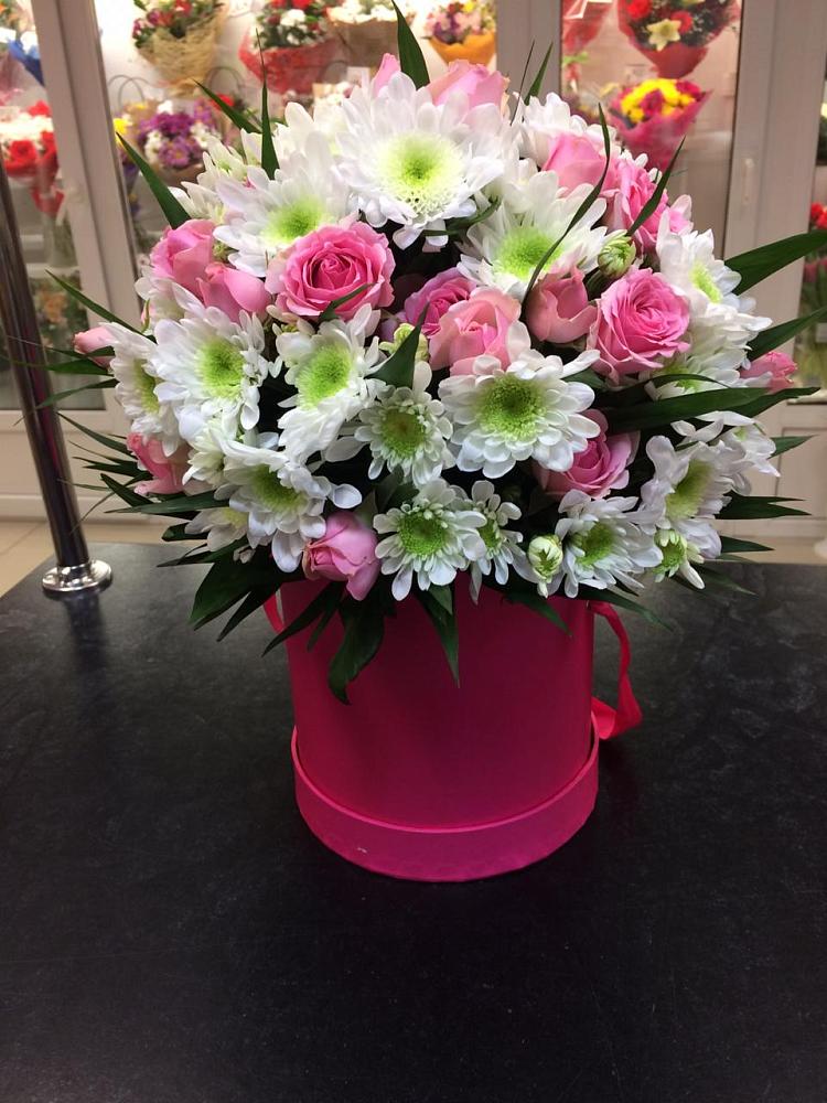 Цветочная композиция из Розы и Хризантемы в шляпной коробке в Амазаре