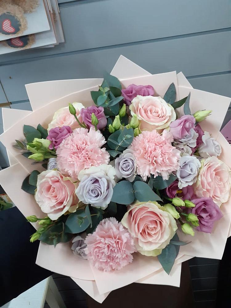 Букет цветов из: Розы, Гвоздики и Лизиантусы в Амазаре