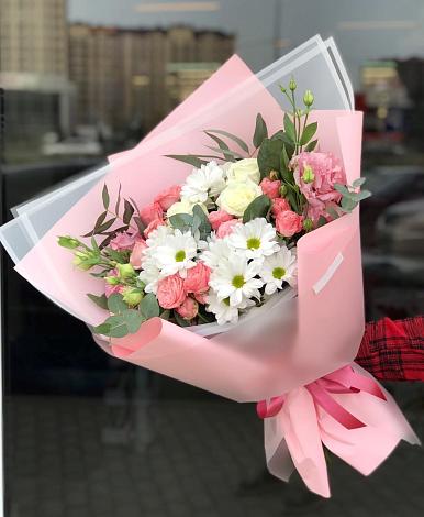 Букет цветов из: Розы, Лизиантусы и Хризантемы в Амазаре