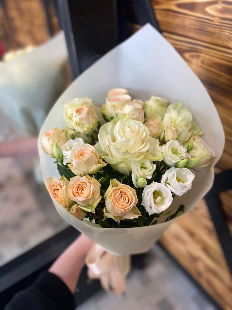 Букет цветов из: Розы и Лизиантусы в Амазаре